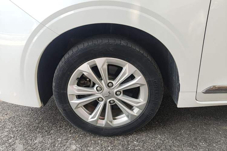 Used Wuling Jiachen 2022 1.5L Manual Light Comfort Edition Left Front Wheel Hub