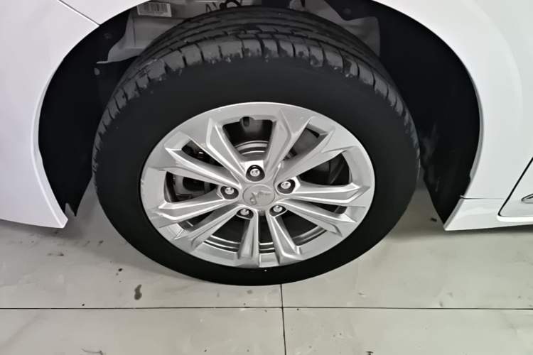 Used Wuling Jiachen 2022 1.5L Manual Comfort Edition Left Front Wheel Hub