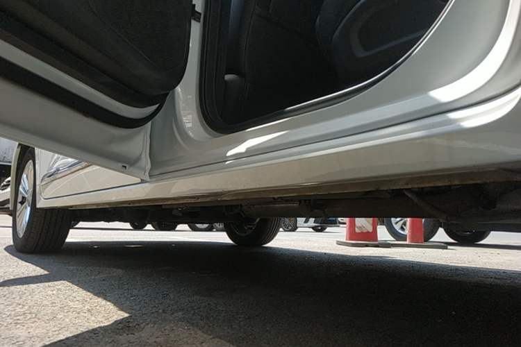 Used Wuling Jiachen 2022 1.5T Manual Comfort & Dynamic Version Left Side Sill