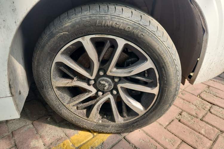 Used Wuling Jiachen 2022 1.5L Manual Light Comfort Edition Right Front Wheel Hub