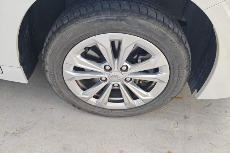 Used Wuling Jiachen 2022 1.5L Manual Comfort Edition Right Front Wheel Hub