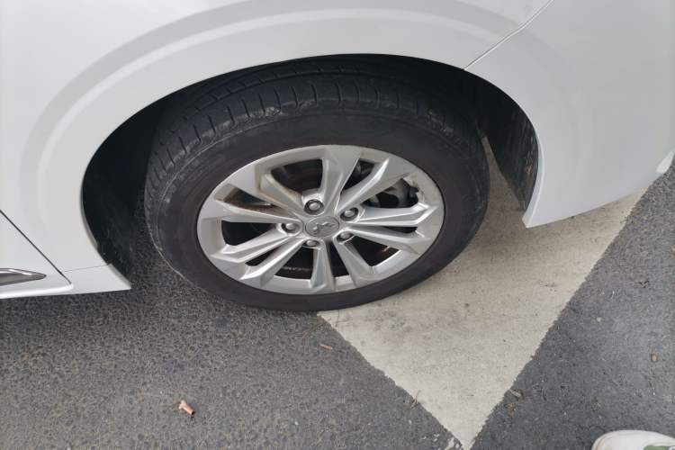 Used Wuling Jiachen 2022 1.5L Manual Comfort Edition Right Front Wheel Hub