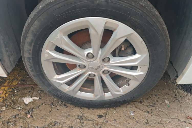 Used Wuling Jiachen 2022 1.5L Manual Light Comfort Edition Right Front Wheel Hub