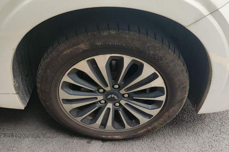 Used Wuling Jiachen 2022 1.5T CVT Deluxe Flagship Edition Right Front Wheel Hub