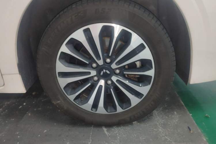 Used Wuling Jiachen 2022 1.5T CVT Deluxe Flagship Edition Right Front Wheel Hub