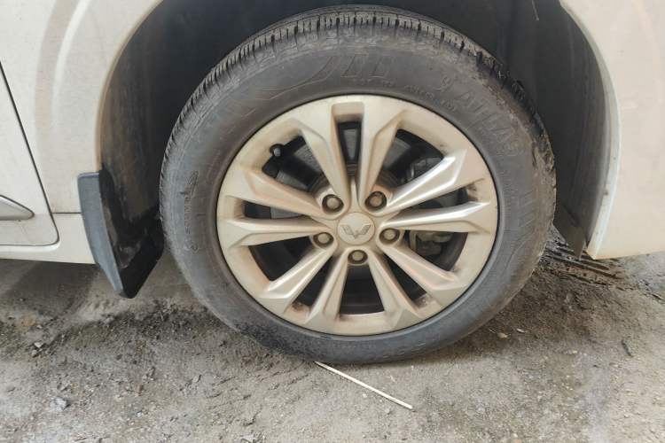 Used Wuling Jiachen 2022 1.5T Manual Light Enjoyment Dynamic Version Right Front Wheel Hub