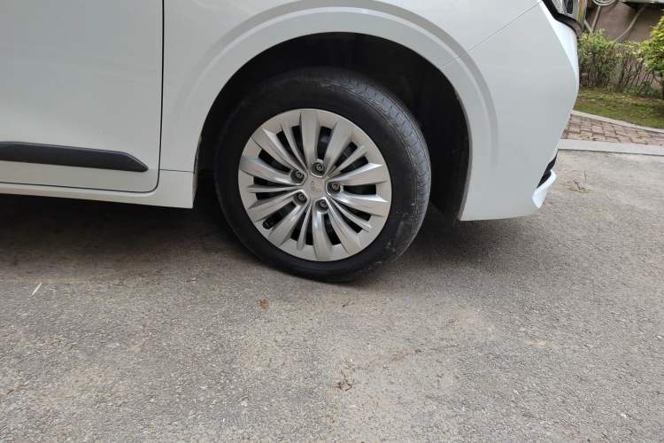 Used Wuling Jiachen 2022 1.5L Manual Enjoyment Elite Model Right Front Wheel Hub
