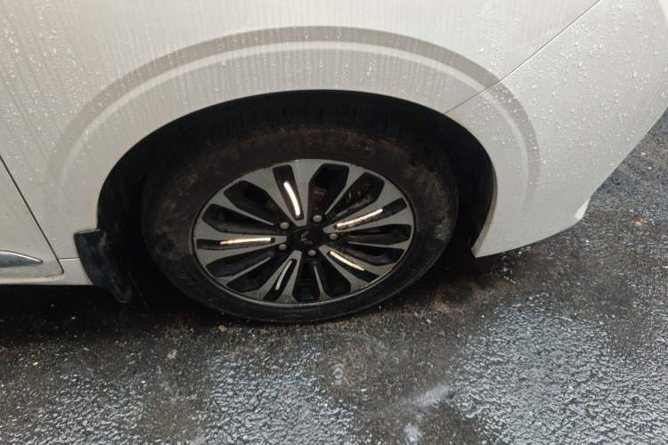 Used Wuling Jiachen 2022 1.5T CVT Deluxe Flagship Edition Right Front Wheel Hub