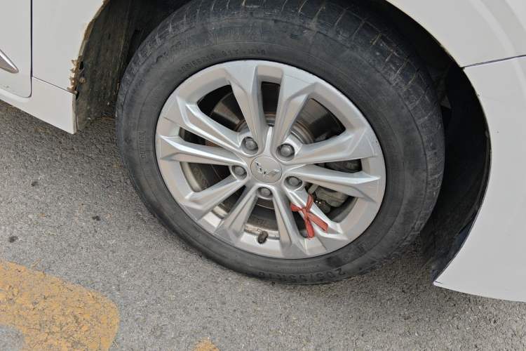 Used Wuling Jiachen 2022 1.5L Manual Comfort Edition Right Front Wheel Hub