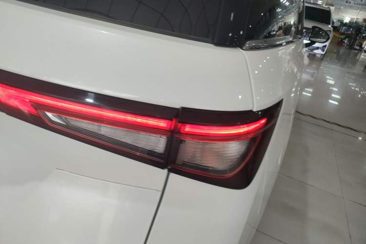 Used Wuling Jiachen 2022 1.5T CVT Smart Luxury Version Right Rear Taillight