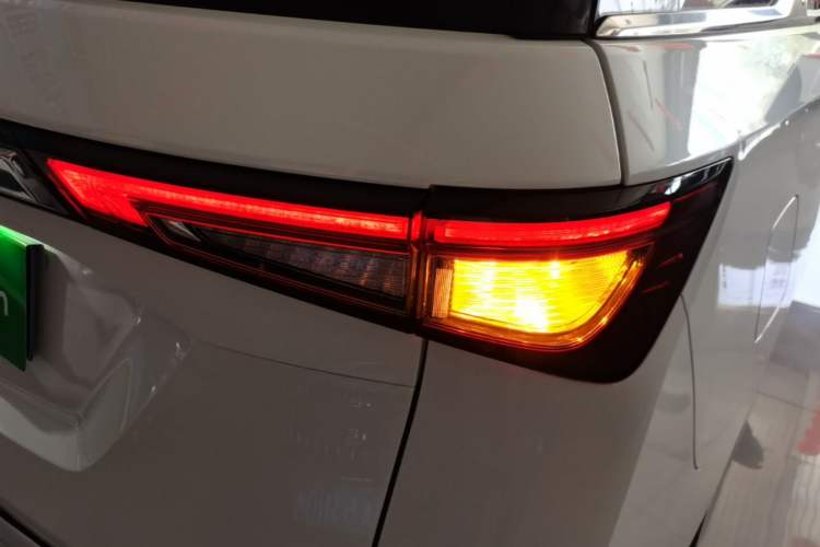 Used Wuling Jiachen 2022 1.5T CVT Deluxe Flagship Edition Right Rear Taillight