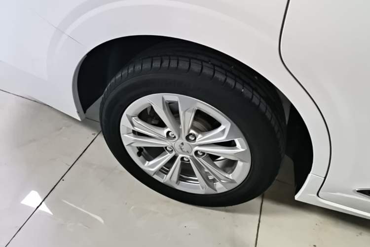 Used Wuling Jiachen 2022 1.5L Manual Comfort Edition Right Rear Wheel Hub