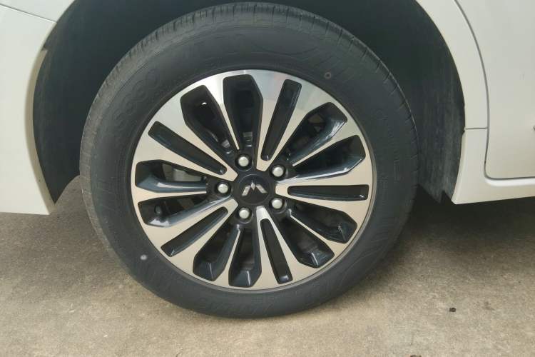 Used Wuling Jiachen 2022 1.5T CVT Deluxe Flagship Edition Right Rear Wheel Hub