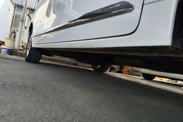 Used Wuling Jiachen 2022 1.5T Manual Comfort & Dynamic Version Right Side Sill