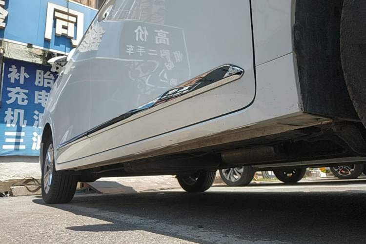 Used Wuling Jiachen 2022 1.5T Manual Comfort & Dynamic Version Right Side Sill