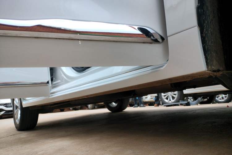 Used Wuling Jiachen 2022 1.5T Manual Comfort & Dynamic Version Right Side Sill