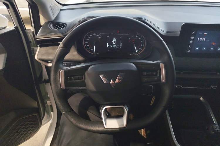 Used Wuling Jiachen 2022 1.5T Manual Comfort & Dynamic Version Steering Wheel