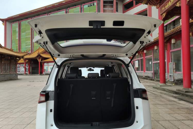 Used Wuling Jiachen 2022 1.5T Manual Light Enjoyment Dynamic Version Trunk
