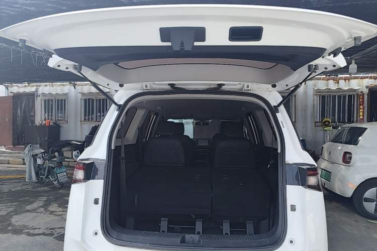Used Wuling Jiachen 2022 1.5T Manual Light Enjoyment Dynamic Version Trunk
