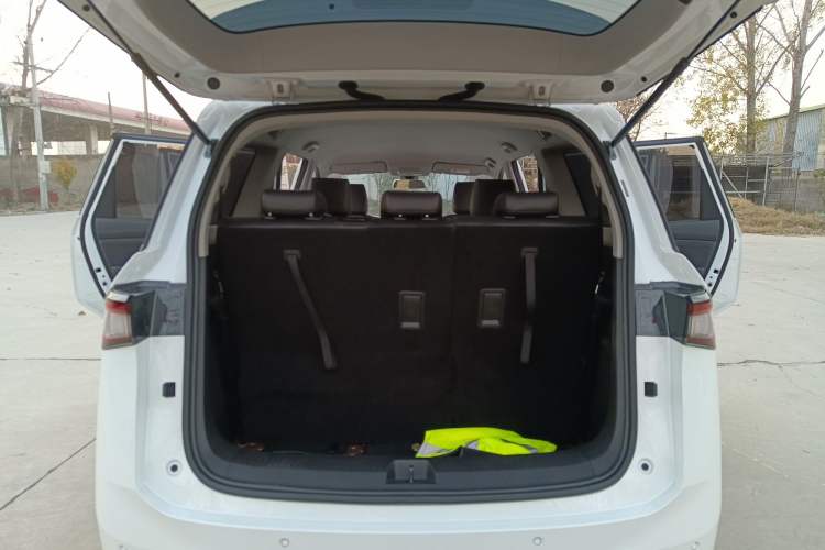 Used Wuling Jiachen 2022 1.5T CVT Smart Luxury Version Trunk
