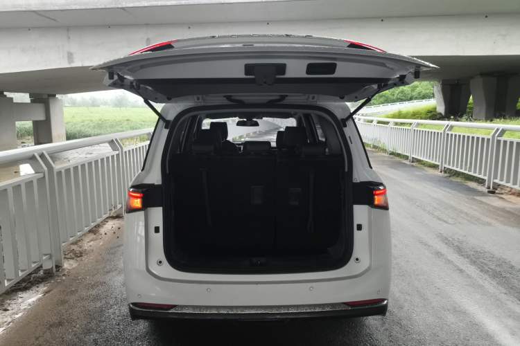 Used Wuling Jiachen 2022 1.5L Manual Comfort Edition Trunk