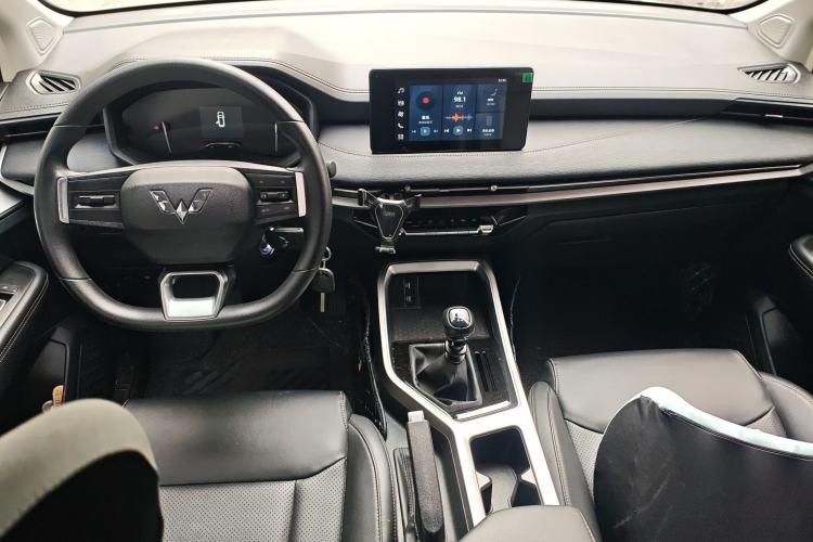Used Wuling Jiachen 2022 1.5T Manual Light Enjoyment Dynamic Version Center Console