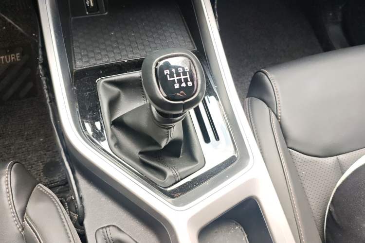 Used Wuling Jiachen 2022 1.5T Manual Light Enjoyment Dynamic Version Gear Lever