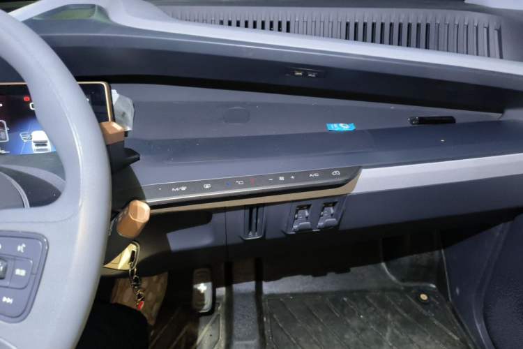 Used Wuling NAMMIEV 2021 Playful Model – High-Power Version Audio And AC Panel
