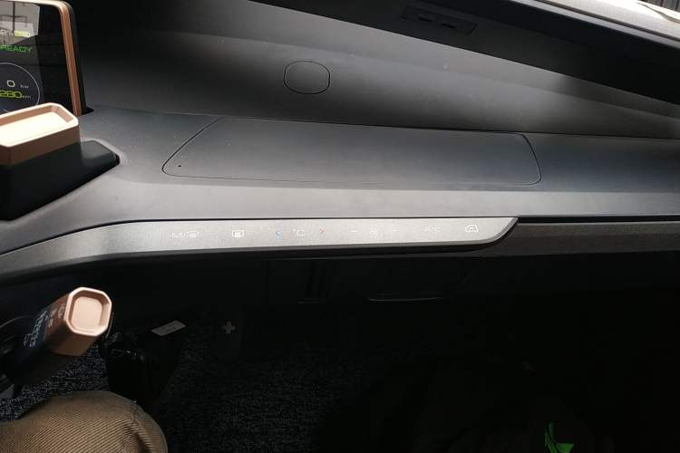 Used Wuling NAMMIEV 2021 Playful Model – High-Power Version Audio And AC Panel