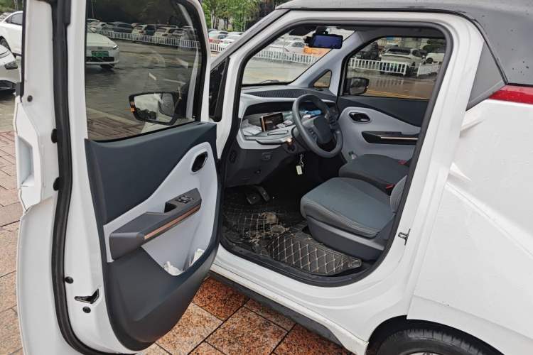 Used Wuling NAMMIEV 2021 Playful Model – High-Power Version Driver Seat