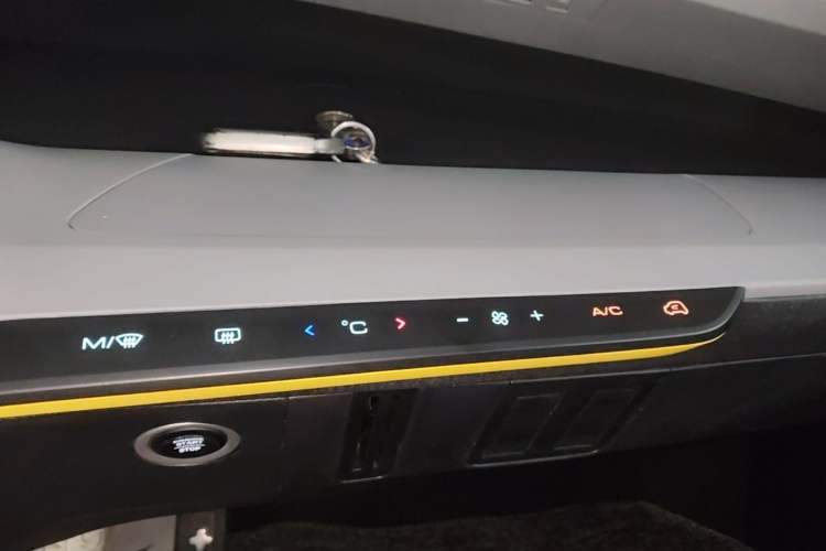 Used Wuling NAMMIEV 2021 Passion Edition Audio And AC Panel