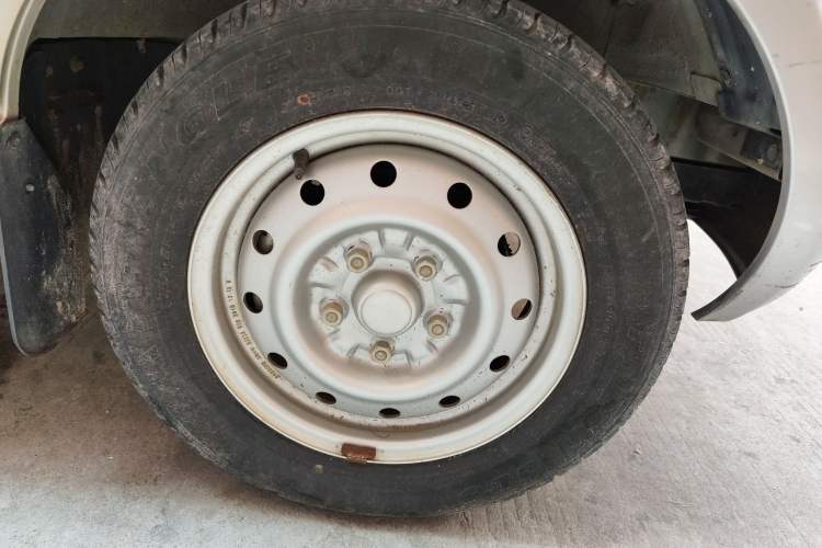 Used Wuling Rongguang 2019 1.5L Extended-Body Van Base Model with 2 Seats Right Front Wheel Hub