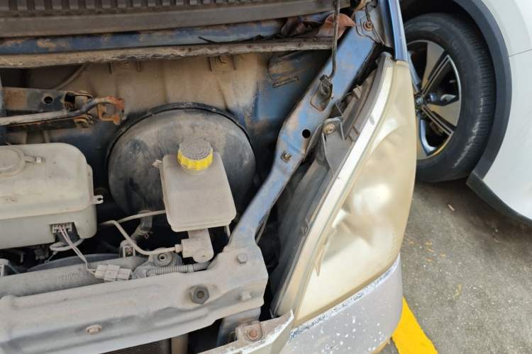 Used Wuling Rongguang 2011 1.2L Standard Version Engine Bay Left