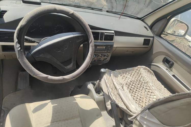 Used Wuling Rongguang 2011 1.2L Standard Version Center Console