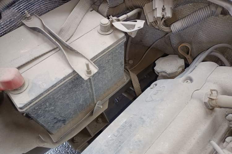 Used Wuling Rongguang 2011 1.2L Base Version Engine Bay Left