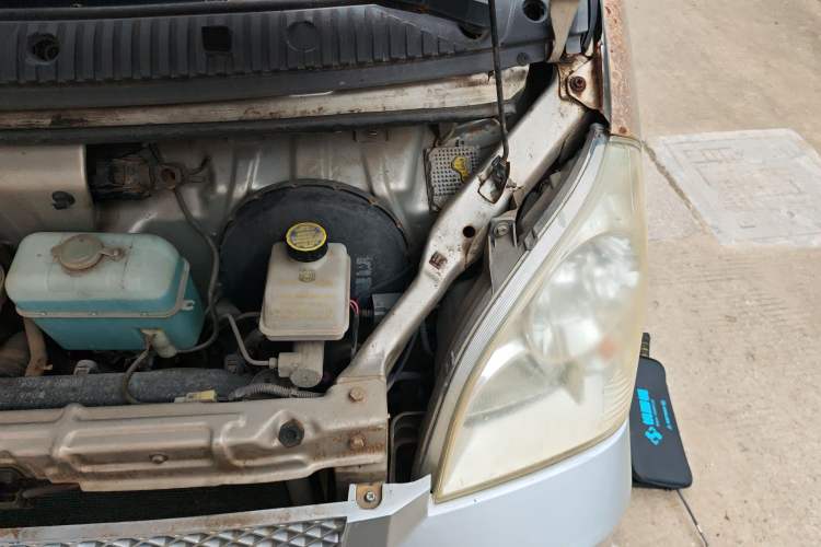 Used Wuling Rongguang 2011 1.2L Standard Version Engine Bay Left
