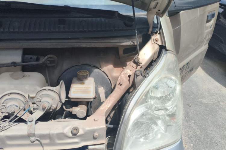 Used Wuling Rongguang 2011 1.5L Base Version Engine Bay Left