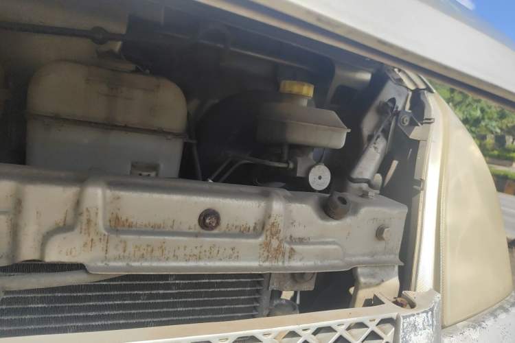 Used Wuling Rongguang 2011 1.2L Standard Version Engine Bay Left