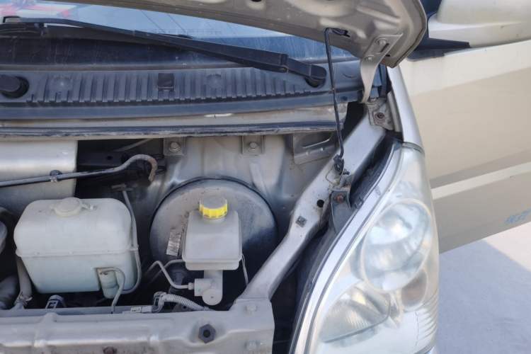 Used Wuling Rongguang 2011 1.2L Standard Version Engine Bay Left