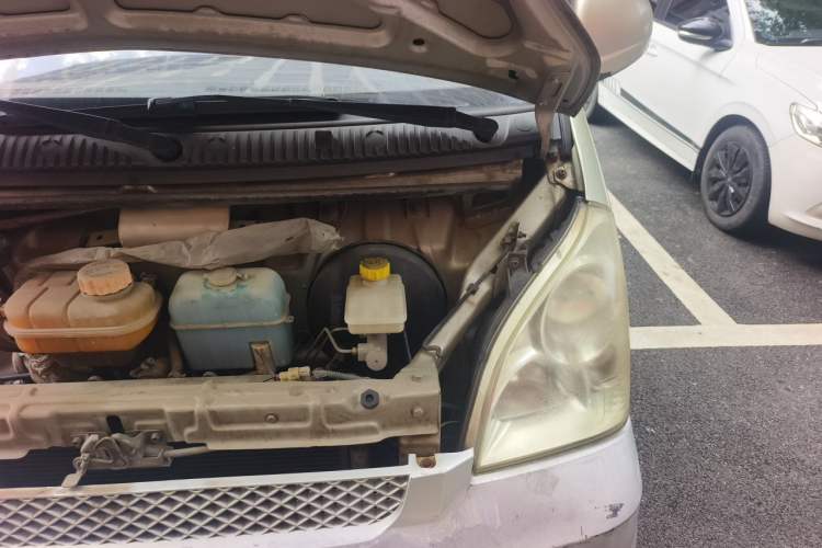 Used Wuling Rongguang 2011 1.2L Base Version Engine Bay Left
