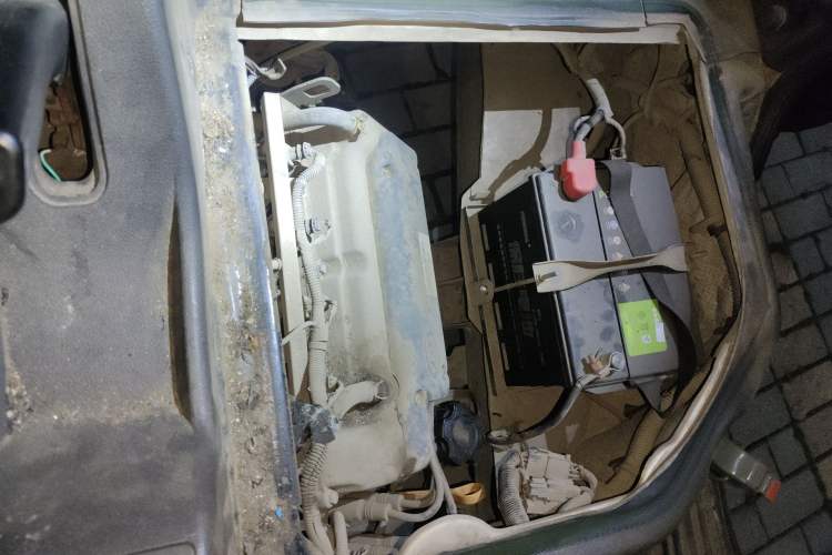 Used Wuling Rongguang 2011 1.2L Base Version Engine Bay Left