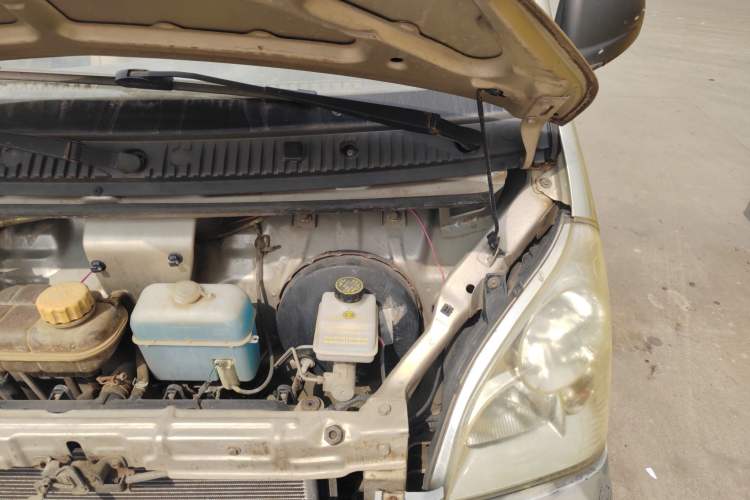 Used Wuling Rongguang 2011 1.5L Base Version Engine Bay Left