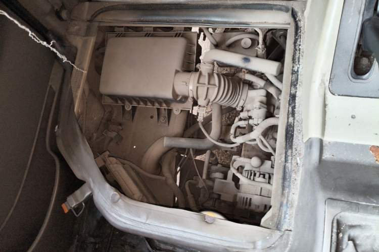 Used Wuling Rongguang 2011 1.2L Standard Version Engine Bay Right