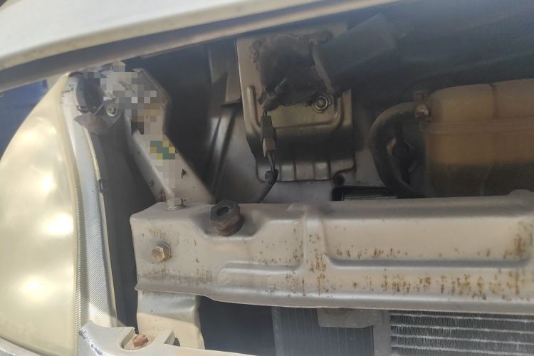 Used Wuling Rongguang 2011 1.2L Standard Version Engine Bay Right