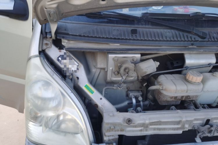 Used Wuling Rongguang 2011 1.2L Standard Version Engine Bay Right