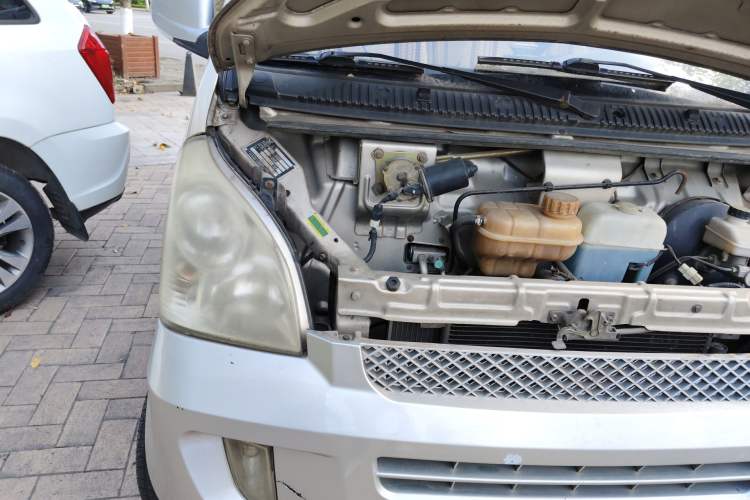 Used Wuling Rongguang 2011 1.2L Standard Version Engine Bay Right