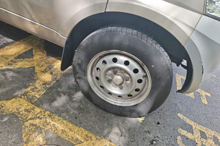 Used Wuling Rongguang 2011 1.2L Base Version Right Front Wheel Hub