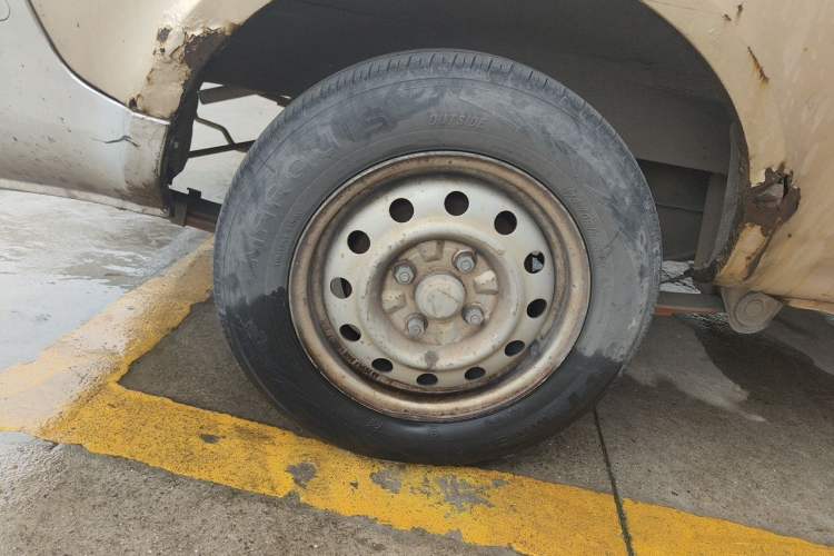 Used Wuling Rongguang 2011 1.2L Base Version Right Front Wheel Hub