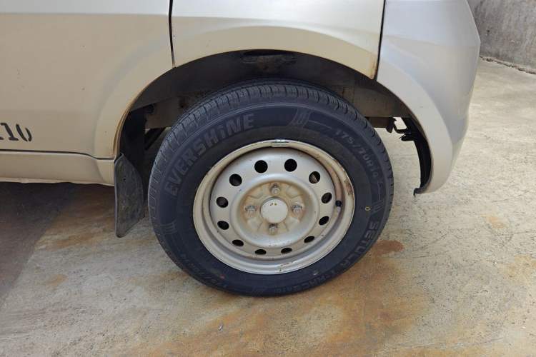 Used Wuling Rongguang 2011 1.2L Base Version Right Front Wheel Hub