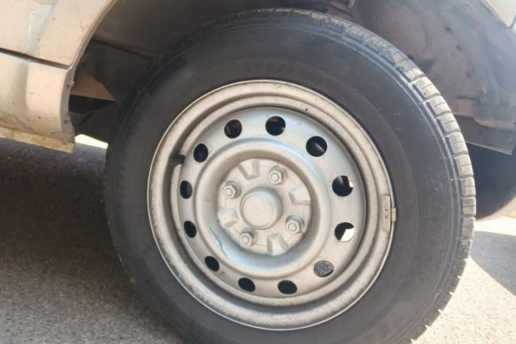 Used Wuling Rongguang 2011 1.2L Base Version Right Front Wheel Hub